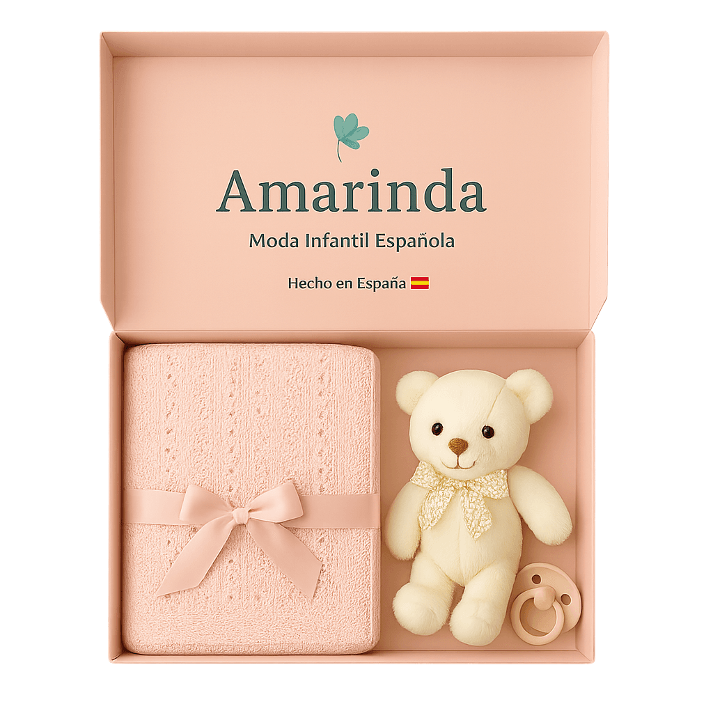 Caja regalo Amarinda — manta de punto artesanal, peluche y chupete premium, Hecho en España